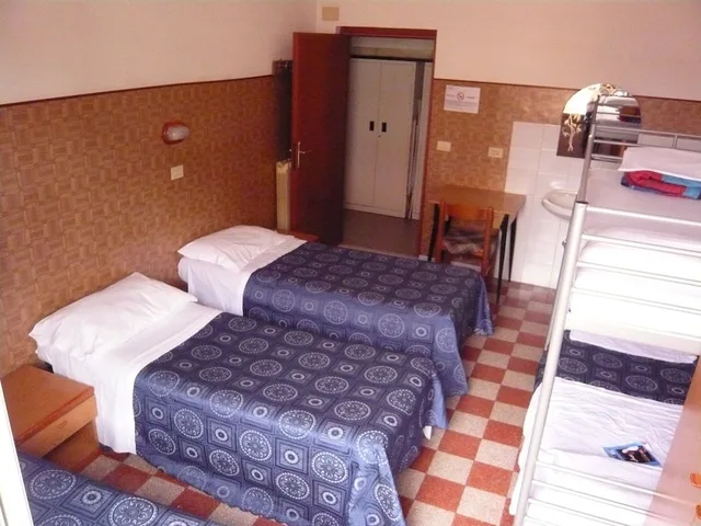 غرفة أساسية رباعية بأربعة أسرّة بحمام مشترك، Hotel Cressy 1/2