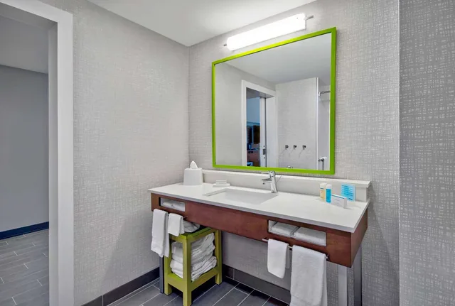 غرفة بسرير كوين بحوض استحمام لذوي الإعاقة، Hampton Inn Abingdon 1/3