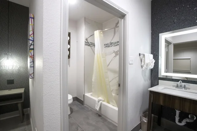 غرفة فاخرة مفردة بسرير كينج للمدخنين، House Hotel 4/6