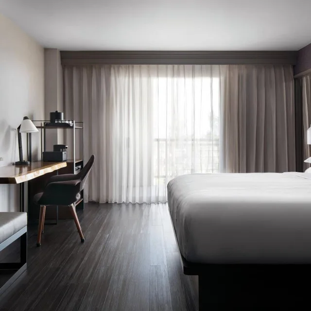 Guest Room, King Bed, Executive Level, High Floor، Visalia Marriott at the Convention Center 6/10