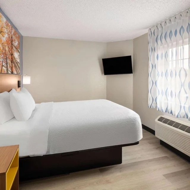 جناح ديلوكس بسرير كوين، Days Inn & Suites by Wyndham Green Bay WI. 6/7