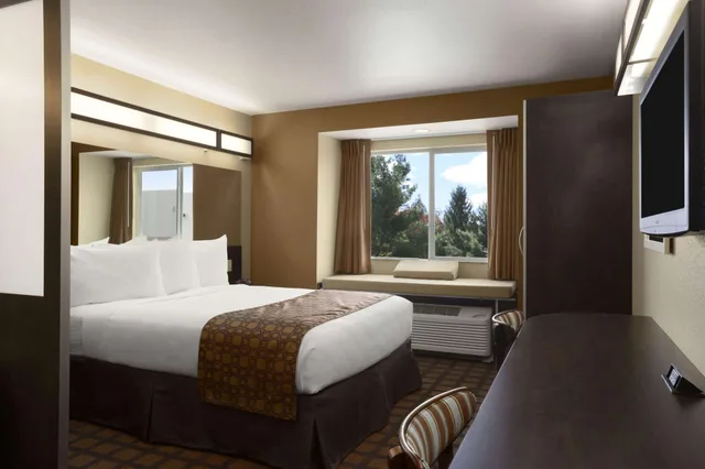 غرفة قياسية بسرير كوين، Microtel Inn & Suites by Wyndham Odessa 2/3