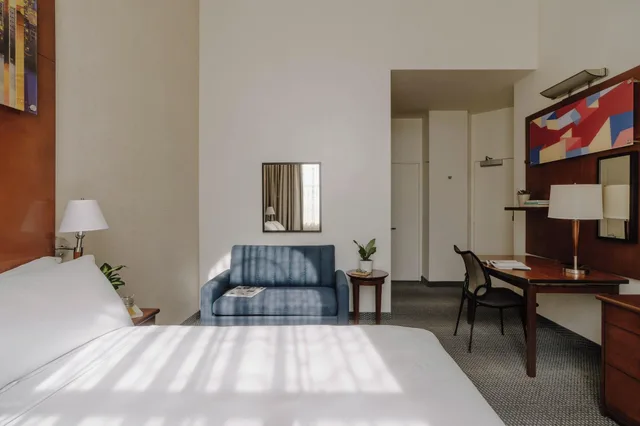 غرفة بسرير مزدوج بمطبخ صغير، Club Quarters Hotel In Philadelphia 2/5
