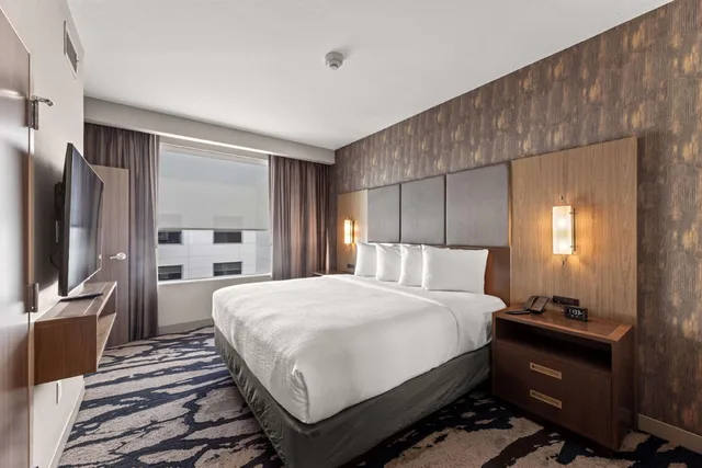 جناح بسرير كينج بغرفتين لذوي الإعاقة، Embassy Suites by Hilton Irving Las Colinas 1/1