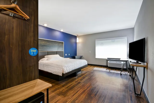 غرفة بسرير كينج بحوض استحمام لذوي الإعاقة، Tru By Hilton Sumter Sc 3/3