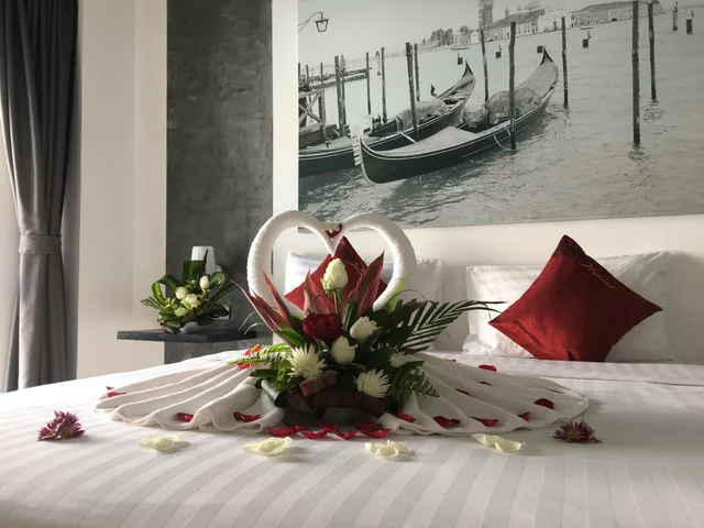 Basic, Suite, The Front Hotel And Apartment 2/2
