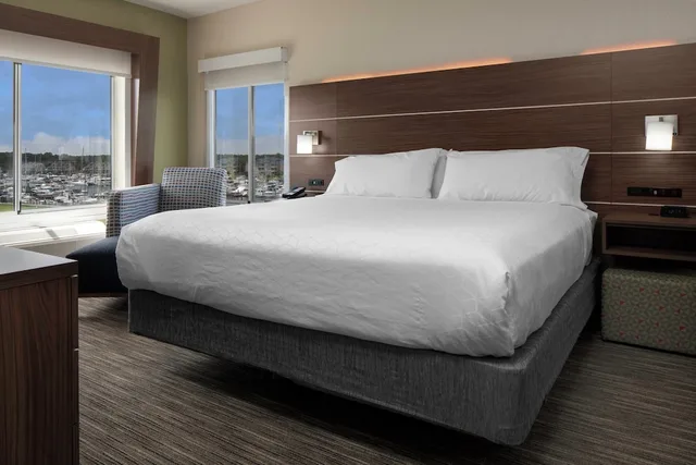 جناح بسرير كينج وسريرين مزدوجين بإطلالة على المرفأ بغرفتي نوم، Holiday Inn Express Hotel And Suites N Myrtle Beach Little River 1/4