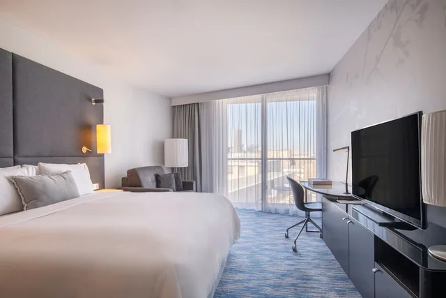 Prestige, King Bed, Balcony, Renaissance Paris Arc de Triomphe Hotel 5/10