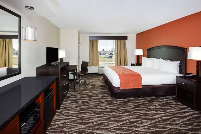 جناح استوديو بسرير كينج لذوي الإعاقة، AmericInn by Wyndham Waupun 1/7