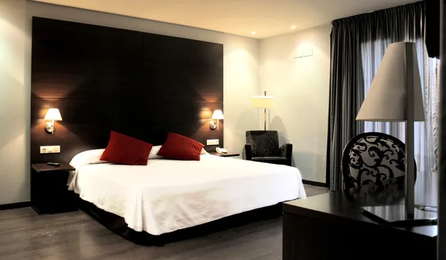 غرفة قياسية بسرير مزدوج أو سريرين منفصلين، Canal Olimpic Hotel 2/3