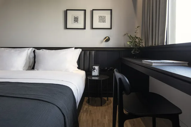 غرفة قياسية بسرير كوين، The Modernist Athens 2/3