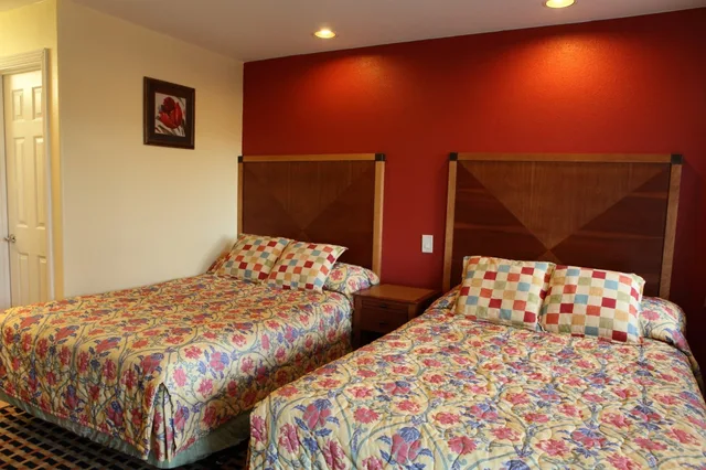 غرفة قياسية بسريرين مزدوجين، Bay Breeze Inn 2/6