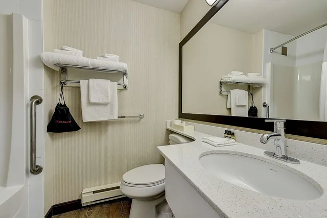 غرفة شهر العسل بسرير كينج بحوض جاكوزي، Best Western Plus Osoyoos Hotel And Suites 4/8