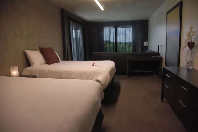 Manhattan, Suite, 1 King and 2 Queen Beds، Grand Times Hotel Sherbrooke 3/5