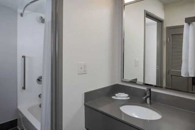 غرفة ديلوكس بسرير كوين، Courtyard New Orleans Covington Mandeville 3/4