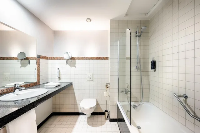 غرفة بسريرين منفصلين لذوي الإعاقة، Premier Inn Cologne City Mediapark Hotel 5/6