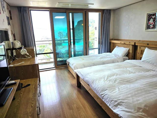غرفة قياسية بسرير كوين وسرير فردي بإطلالة على البحر بغرفة نوم واحدة، Cheonjiyeon Hotel 3/10
