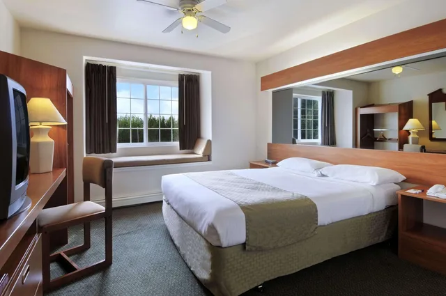 غرفة بسرير كوين لذوي الإعاقة، Microtel Inn & Suites By Wyndham Eagle River/Anchorage Are 1/1