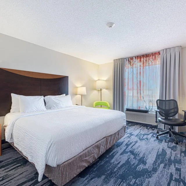 غرفة بسرير كينج بحوض استحمام لذوي الإعاقة، Fairfield Inn Suites Chicago Naperville 2/4