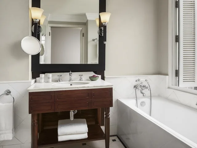 Suite, King Bed, Balcony, Raffles Hotel Le Royal 5/5