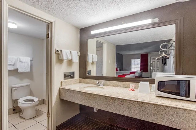 Premium King Bed Smoking, OYO Hotel Bald Knob near Searcy AR 5/5