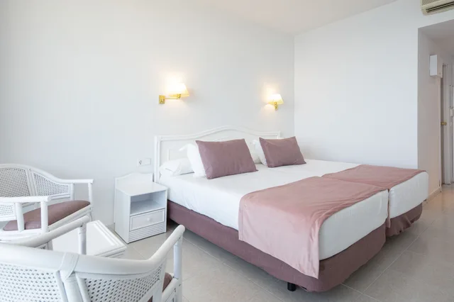 Classic, Queen Bed, Partial Sea View, Balcony, Hotel Aromar 4/10