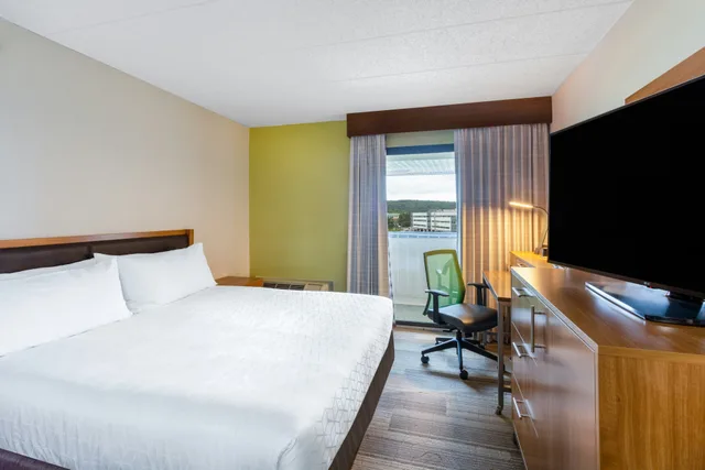 غرفة بسرير كينج لذوي الإعاقة، Holiday Inn Express Hotel Suites King of Prussia 1/3