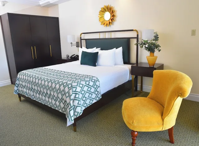 غرفة ديلوكس بسرير كينج، The Courtleigh Hotel And Suites 4/7
