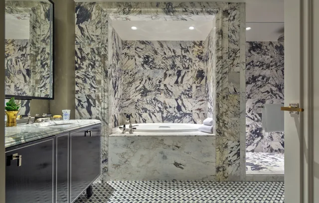 جناح بريميير بسرير كينج لذوي الإعاقة، The Carlyle, A Rosewood Hotel 3/3
