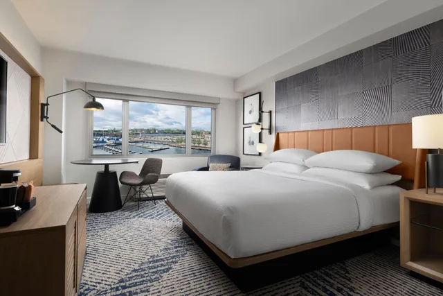 غرفة بسرير كينج بإطلالة على المرسى بحوض استحمام لذوي الإعاقة، Sheraton Erie Bayfront Hotel 3/8