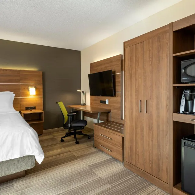 Xtra Space, Standard, King Bed، Holiday Inn Express Toronto Downtown 6/10