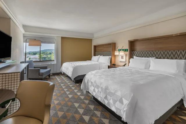 غرفة قياسية بسريرين كوين، Holiday Inn Suites Pittsfield Berkshires 2/5