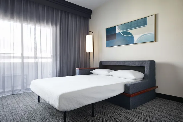 غرفة بسرير كينج لذوي الإعاقة، Courtyard by Marriott Kansas City Overland Park/Metcalf, South of College Boulevard 2/4
