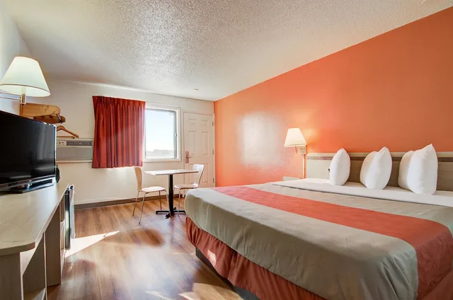 غرفة قياسية بسرير كينج، Motel6 Colby, KS 2/6