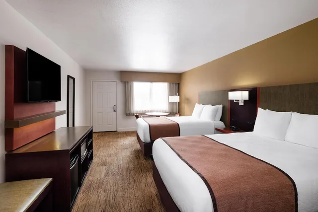 غرفة قياسية بسريرين كوين، Best Western Discovery Inn 1/9