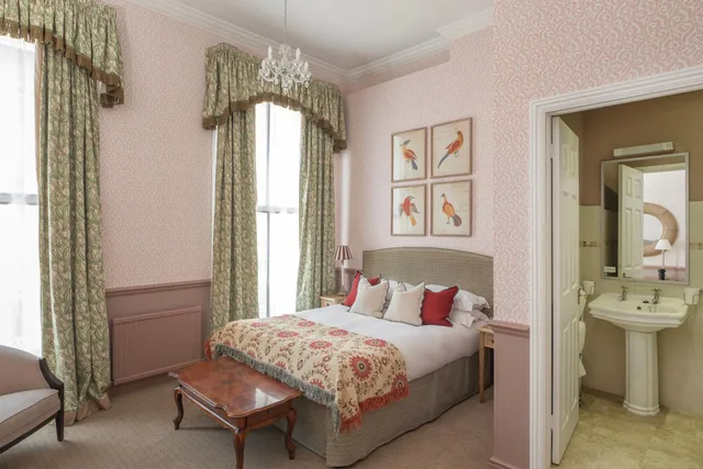 غرفة سوبيريور، The Royal Hotel 2/2