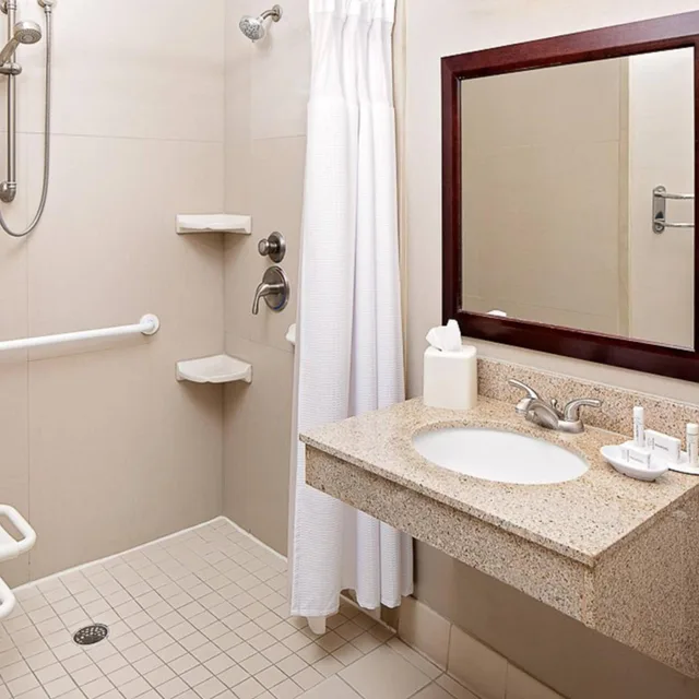 جناح بسرير كينج مع سرير سحّاب إضافي مع أريكة بحوض استحمام لذوي الإعاقة، SpringHill Suites by Marriott El Paso 3/7