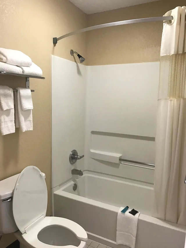 غرفة بسرير كينج للمدخنين، Americas Best Value Inn & Suites Maumelle North Little Rock 2/2