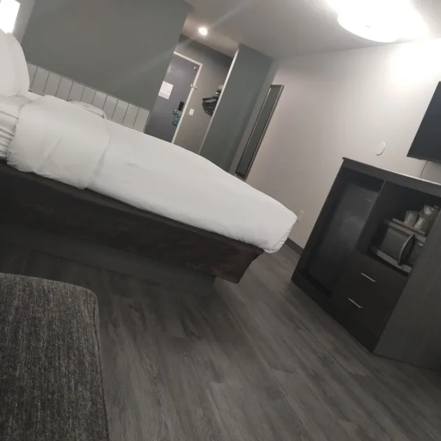 غرفة قياسية بسرير كينج مع أريكة بحوض جاكوزي، Quality Inn & Suites Wilsonville OR 10/10