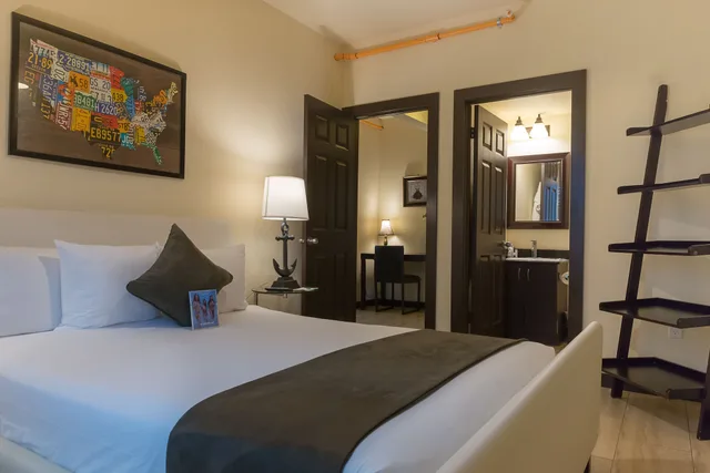 جناح بسريرين كوين بغرفتي نوم مع أريكة، Tradewinds Apartment Hotel 1/10