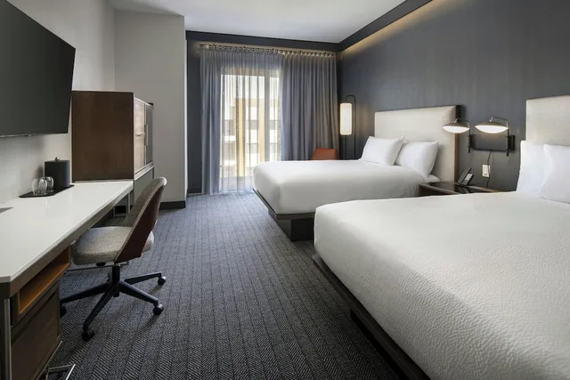 استوديو سيغنتشر بسريرين كوين لذوي الإعاقة، Courtyard By Marriot Sand City Monterey 1/2