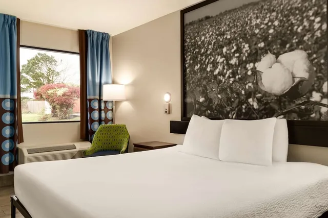 غرفة بسرير كينج لذوي الإعاقة، Super 8 By Wyndham Ocean Springs Biloxi 5/10