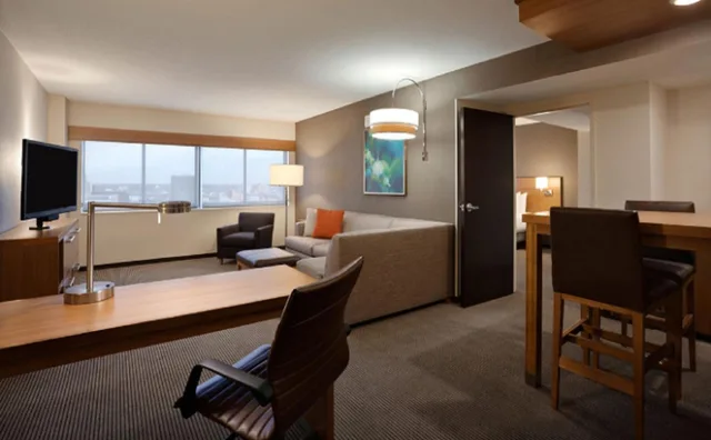 جناح بسرير كينج وسريرين كوين بغرفتي نوم مع أريكة بحوض استحمام لذوي الإعاقة، Hyatt Place Minneapolis Downtown 2/4