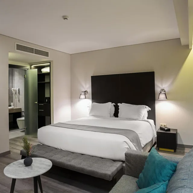 جناح جونيور بشرفة، Lozenge Hotel 6/10