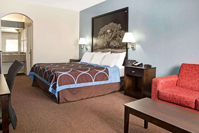 غرفة قياسية بسرير كينج للمدخنين، Super 8 by Wyndham Houston/Brookhollow NW 2/9