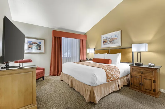 جناح بسرير كينج مع أريكة، Best Western Plus Arroyo Roble Hotel & Creekside Villas 5/10