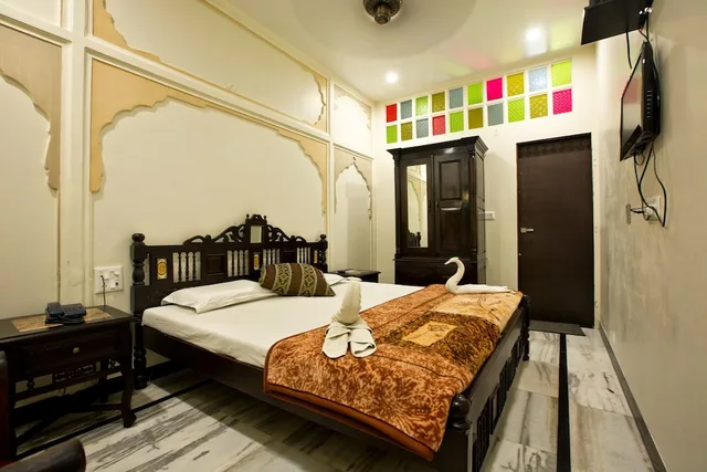 Superior, Double Bed, Kalyan 2/10