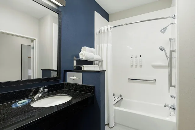 غرفة بسرير كينج، Fairfield Inn And Suites Minneapolis St Paul Roseville 2/3