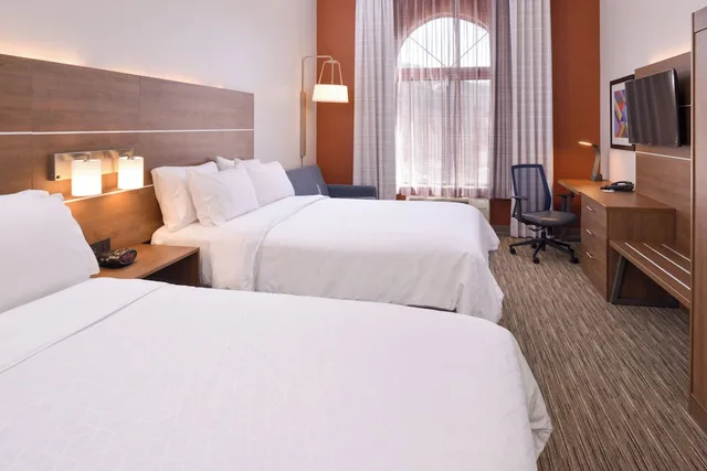 غرفة قياسية بسريرين كوين مع أريكة، Holiday Inn Express Glenwood Springs Aspen Area, an IHG Hotel 4/9