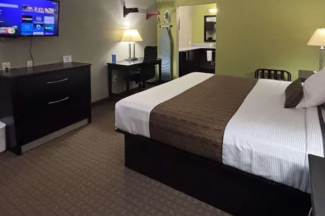 غرفة بسرير كينج وسرير كوين، Rodeway Inn Dilley TX 1/3